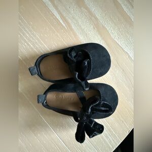 Old Navy|Baby girl ballet flats with cute suede bow•festive for holidays!6-12M